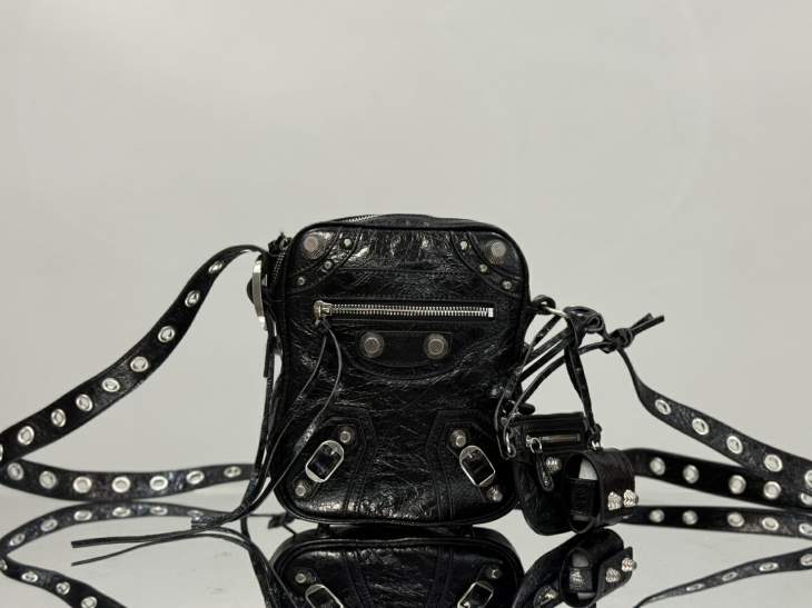Picture of Balenciaga Handbags _SKUfw205459915fw